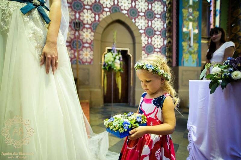 Delikatny wianek dla dziewczynki na ślub Kraków białe i niebieskie kwiaty Agnieszka Błaszczyk abkwiaty
