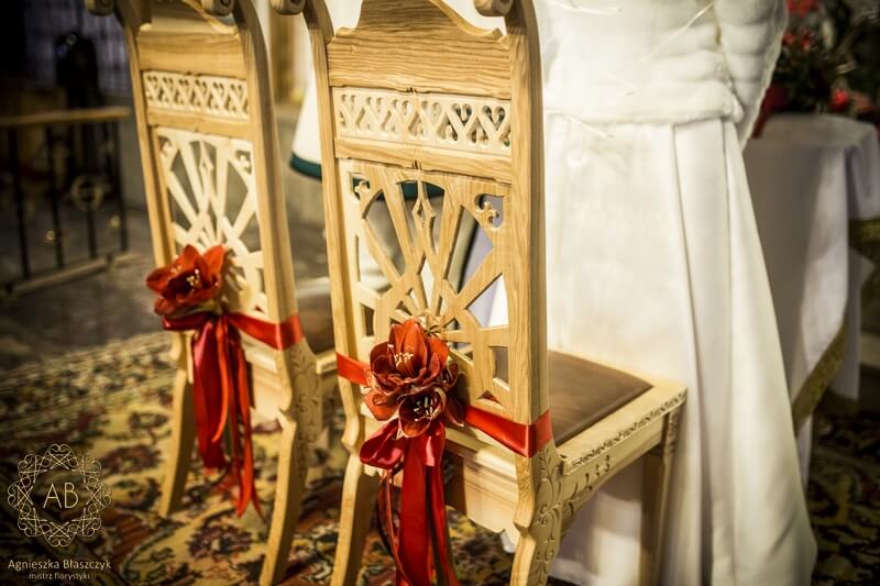Dekoracja kościoła na ślub kwiaty na krzesłach państwa młodych czerwone hipeastrum Agnieszka Błaszczyk abkwiaty Kraków