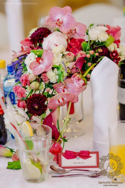 dekoracja-ślubna-spływający-kaskadowy-bukiet-ślubny-kraków-różowy-w-kształcie-serca-cantedeskia-falenopsis-groszek-passiflora-dalia-róża-agnieszka-błaszczyk-abkwiaty