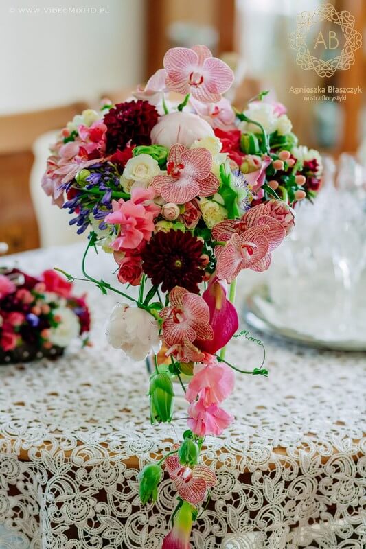 dekoracja-ślubna-spływający-kaskadowy-bukiet-ślubny-kraków-różowy-w-kształcie-serca-agnieszka-błaszczyk-abkwiaty