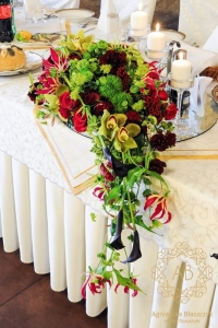 dekoracja-ślubna-kraków-dekoracja-sali-dekoracja-stołu-pary-młodej-spływająca-kompozcyja-czerwono-zielona-glorioza-cantedeskia-goździk-cymbidium-róża-agnieszka-błaszczyk-abkwiaty