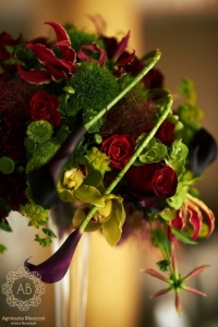 dekoracja-ślubna-kraków-dekoracja-sali-dekoracja-stołów-wysokie-kompozycje-czerwono-zielone-glorioza-cantedeskia-goździk-cymbidium-róża-agnieszka-błaszczyk-abkwiaty