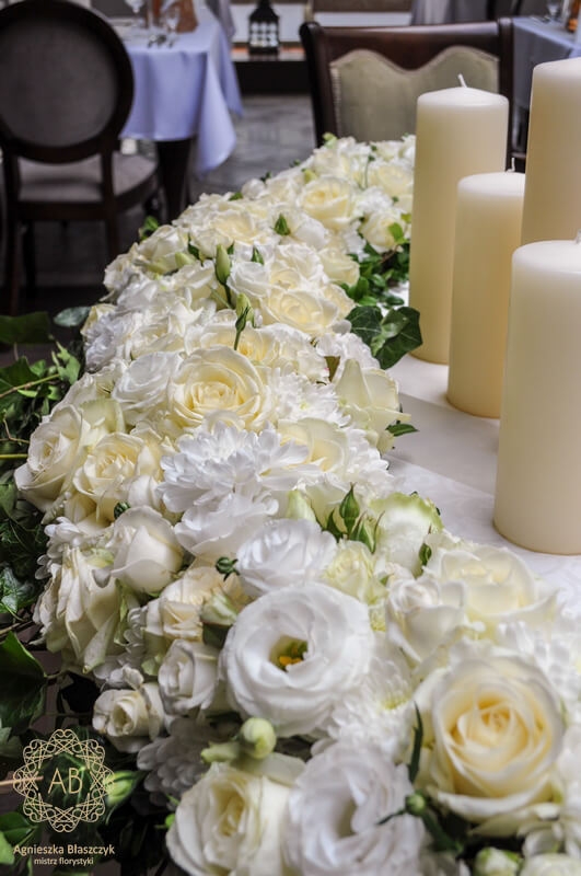 dekoracja-ślubna-krakow-dekoracja-sali-dekoracja-stolu-girlanda-z-kwiatow-na-stoł-kompozycja-z-róż-agnieszka-błaszczyk-abkwiaty