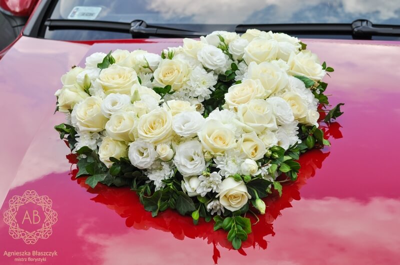 dekoracja-ślubna-dekroacja-samochodu-serce-z-roz-eustomy-chyzantemy-białe-kwiaty-agnieszka-blaszczyk-abkwiaty