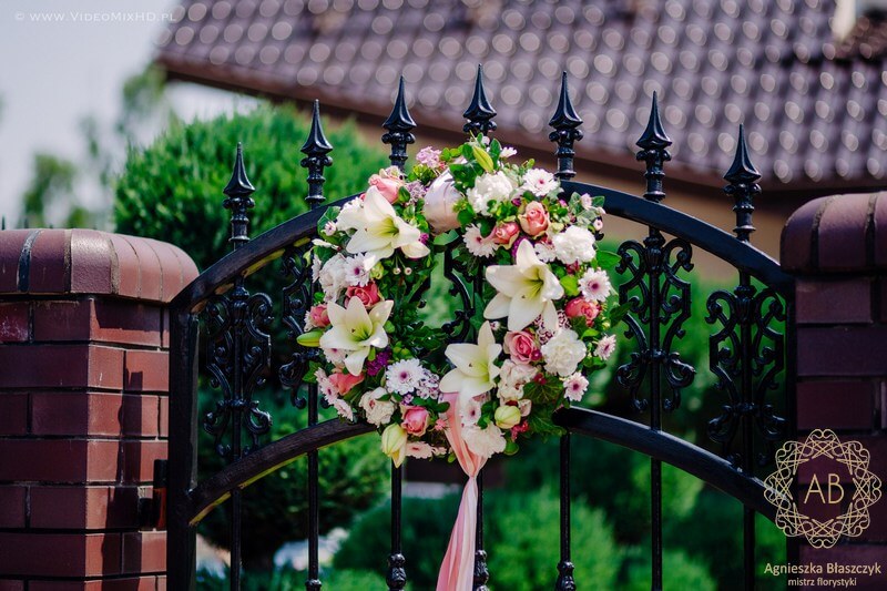 dekoracja-ślubna-kraków-dekoracja-bramy-dekoracja-domu-na-ślub-wianek-z-kwiatów-różowy-agnieszka-błaszczyk-abkwiaty