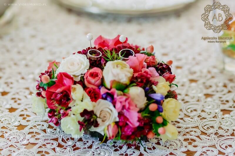 dekoracja-ślubna-kraków-kwiatowa-poduszka-na-obrączki-w-kształcie-serca-różowa-agnieszka-błaszczyk-abkwiaty