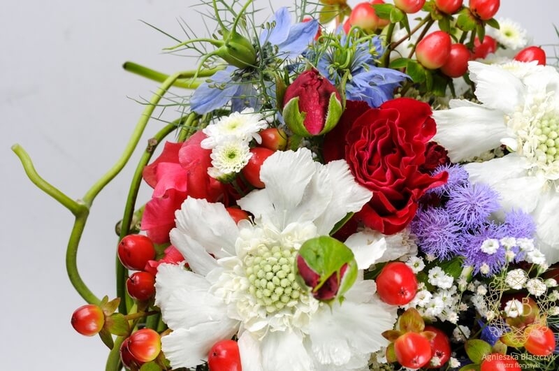 dekoracja-ślubna-kraków-okrągły-bukiet-ślubny-polne-kwiaty-biały-czerwony-niebieski-róża-driakiew-czarnuszka-dziurawiec-makówki-agnieszka-błaszczyk-abkwiaty