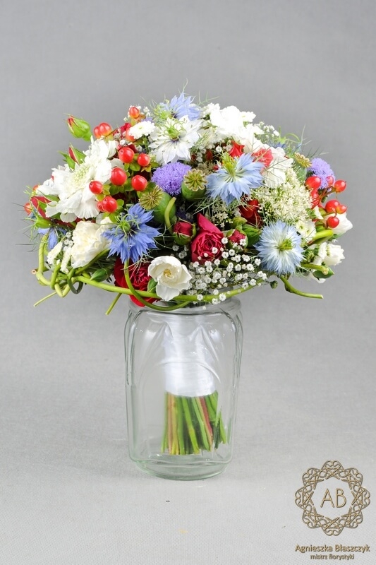 dekoracja-ślubna-kraków-okrągły-bukiet-ślubny-polne-kwiaty-biały-czerwony-niebieski-róża-driakiew-czarnuszka-dziurawiec-makówki-agnieszka-błaszczyk-abkwiaty