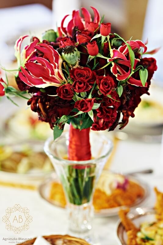 dekoracja-ślubna-kraków-bukiet-dla-świadkowej-okrągły-czerwony-zielony-róża-makówka-glorioza-celozja-agnieszka-błaszczyk-abkwiaty