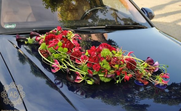 Dekoracja samochodu na ślub Kraków podłużna kompozycja z zielonych i czerwonych kwiatów Agnieszka Błaszczyk abkwiaty