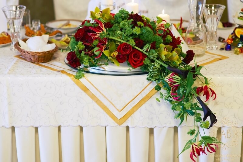 dekoracja-ślubna-kraków-dekoracja-sali-dekoracja-stołu-państwa-młodych-spłwająca-kompozycja-czerwono-zielona-agnieszka-błaszczyk-abkwiaty