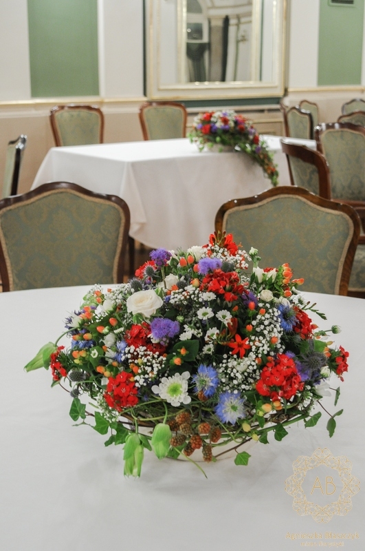 dekoracja-ślubna-krakow-dekoracja-sali-Grand-Hotel-dekoracja-stołu-niska-kompozycja-z-polnych-kwiatów-w-kolorystyce-amerykanskiej-flagi-agnieszka-blaszczyk-abkwiaty