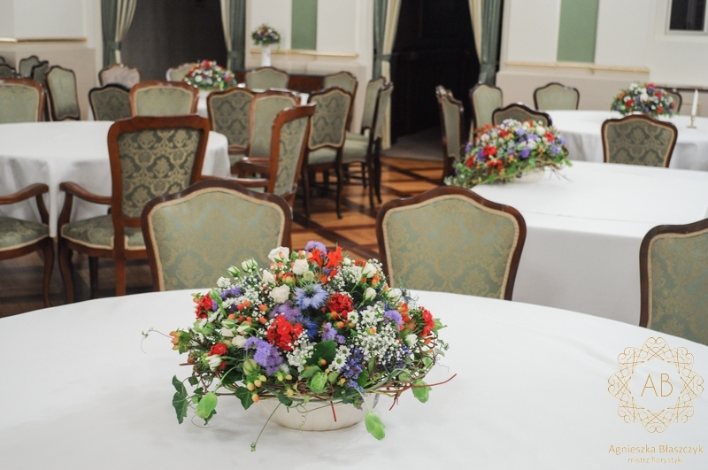 dekoracja-ślubna-krakow-dekoracja-sali-Grand-Hotel-dekoracja-stołu-niska-kompozycja-z-polnych-kwiatów-w-kolorystyce-amerykanskiej-flagi-agnieszka-blaszczyk-abkwiaty