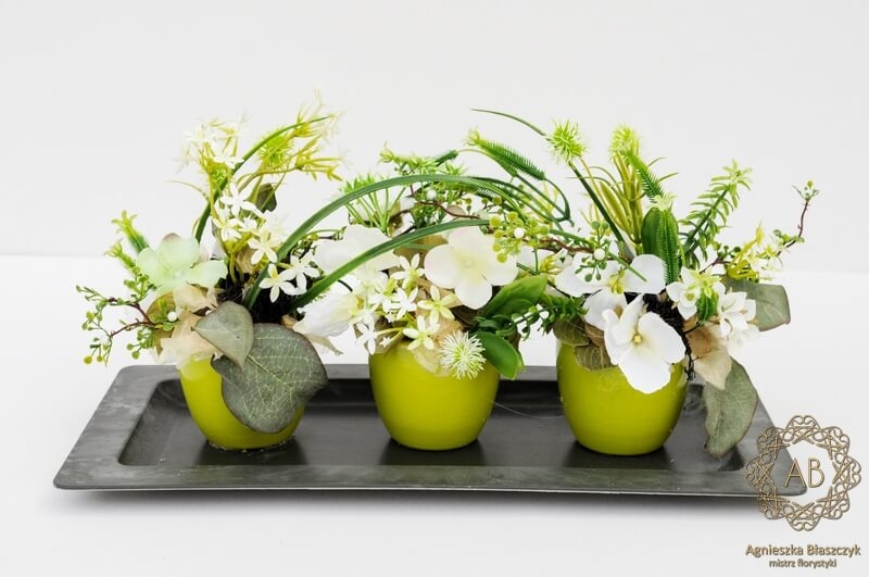dekoracje-wiekanocne-krakow-niska-kompozycja-wielkanocna-ze-sztucznych-kwiatów-zielona agnieszka-błaszczyk-abkwiaty