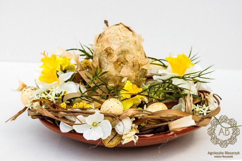 dekoracje-wiekanocne-krakow-niska-kompozycja-wielkanocna-ze-sztucznych-kwiatów-żółta- agnieszka-błaszczyk-abkwiaty