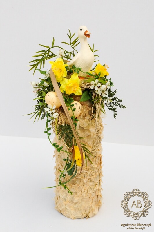 dekoracje-wiekanocne-krakow-kompozycja-wielkanocna-ze-sztucznych-kwiatów-z-ceramiczną-gąską-żółta- agnieszka-błaszczyk-abkwiaty