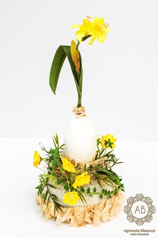 dekoracje-wiekanocne-krakow-niska-kompozycja-wielkanocna-ze-sztucznych-kwiatów- agnieszka-błaszczyk-abkwiaty
