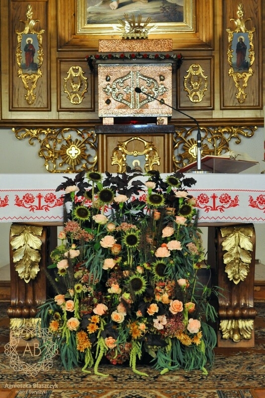 Dekoracja kościoła na ślub Kraków jesienne kompozycje przed ołtarz Agnieszka Błaszczyk abkwiaty