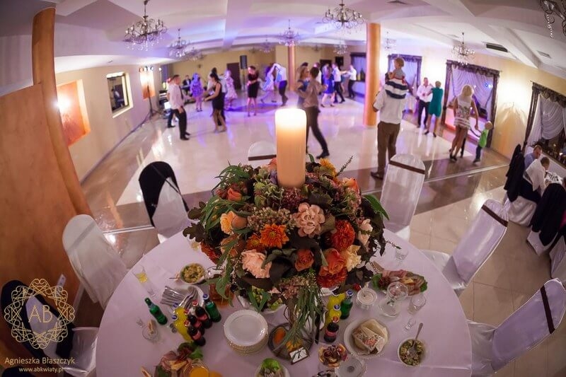 Dekoracja sali weselnej kraków jesienne kompozycje kwiatowe ze świecą Agnieszka Błaszczyk abkwiaty