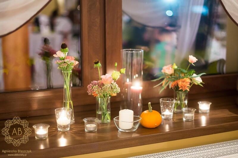 Dekoracja sali weselnej kraków jesienne kompozycje kwiatowe ze świecą na parapetach Agnieszka Błaszczyk abkwiaty