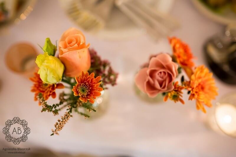 Dekoracja sali weselnej kraków jesienne kompozycje kwiatowe ze świecą Agnieszka Błaszczyk abkwiaty