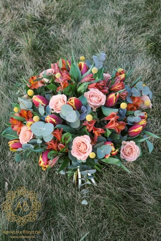 wiosenny bukiet kwiatów z tulipanów róż alstremerii Agnieszka Błaszczyk abkwiaty Kraków