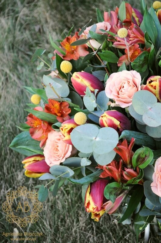 wiosenny bukiet kwiatów z tulipanów róż alstremerii Agnieszka Błaszczyk abkwiaty Kraków