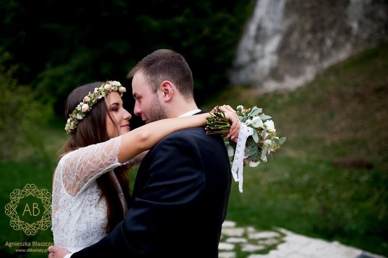 Wianek na głowę z kwiatów żywych na sesję ślubną delikatny z białych i różowych kwiatów Agnieszka Błaszczyk abkwiaty Kraków