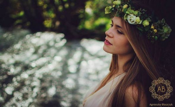 Wianek na głowę z kwiatów żywych sesja zdjęciowa reklamowa naturalny zielony białe kremowe kwiaty Agnieszka Błaszczyk abkwiaty