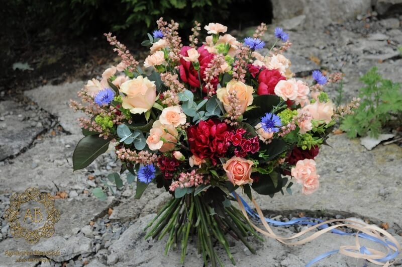 bukiet kwiatów Kraków z piwoniami różami goździkami żurawkami chabrami Agnieszka Błaszczyk abkwiaty