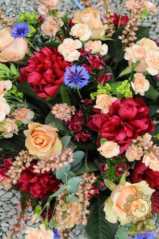 bukiet kwiatów Kraków bordowy brzoskwiniowy z piwoniami różami goździkami żurawkami chabrami Agnieszka Błaszczyk abkwiaty