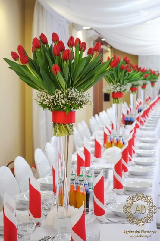 Dekoracja kwiatowa sali na ślub bukiety z tulipanów gipsówki konwalii w wysokich naczyniach Hotel Dobczyce Agnieszka Błaszczyk abkwiaty
