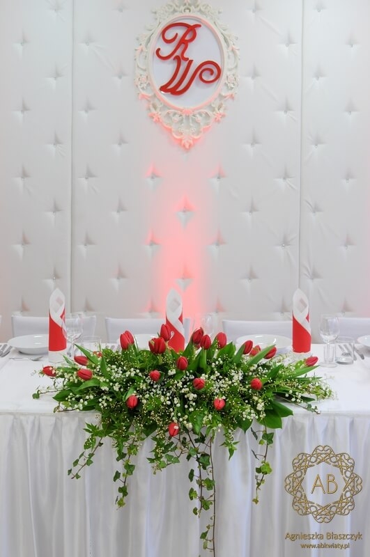 Dekoracja kwiatowa sali na ślub podłużna kompozycja z tulipanów gipsówki i konwalii Hotel Dobczyce Agnieszka Błaszczyk abkwiaty