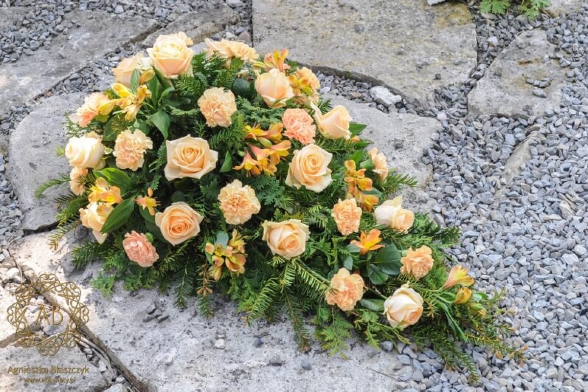 Kwiaty na pogrzeb wiązanka pogrzebowa Kraków pomarańczowa łososiowa róża goździk alstremeria Agnieszka Błaszczyk abkwiaty