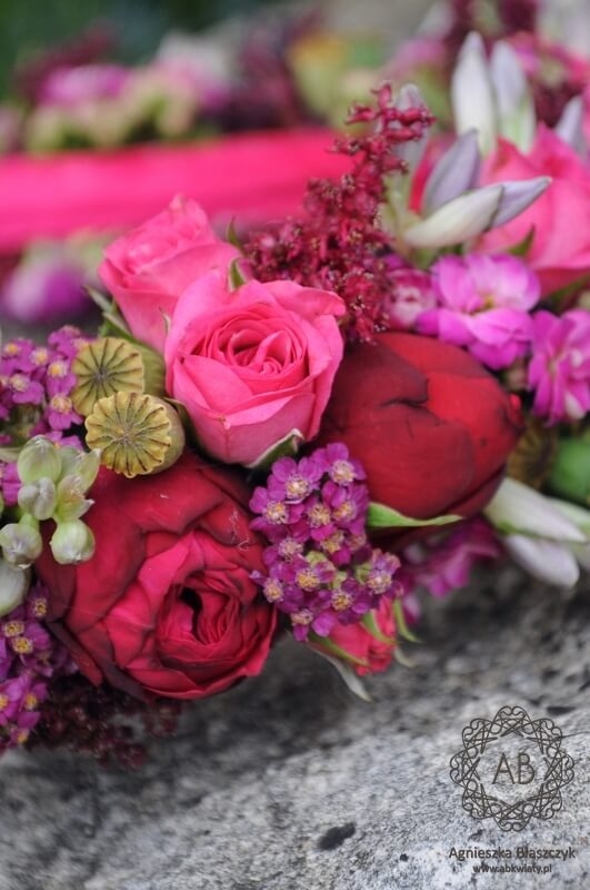 Wianek kwiatowy na głowę dla panny młodej na sesję ślubną zdjęciową różowy czerwony z makóweczkami Agnieszka Błaszczyk abkwiaty Kraków