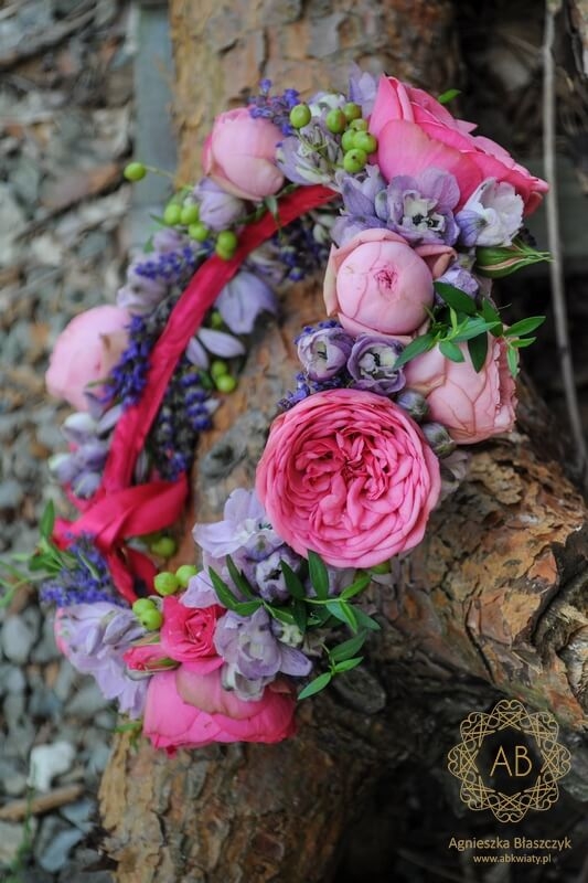 Kwiatowy wianek na głowę na sesję na wieczór panieński na wesele róża ostróżka różowy fioletowy duży Agnieszka Błaszczyk abkwiaty Kraków
