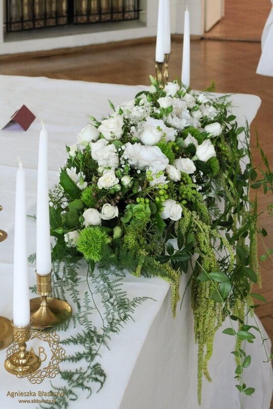 Dekoracja sali na wesele biało-zielone kwiaty na stole pary młodej Restauracja Avangarda Kraków Agnieszka Błaszczyk abkwiaty