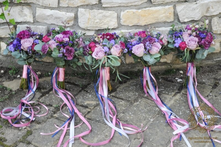 Bukiety dla druhen z fioletowych i niebieskich kwiatów ze wstążeczkami mikołajek dalia róża zatrwian eukaliptus Agnieszka Błaszczyk abkwiaty