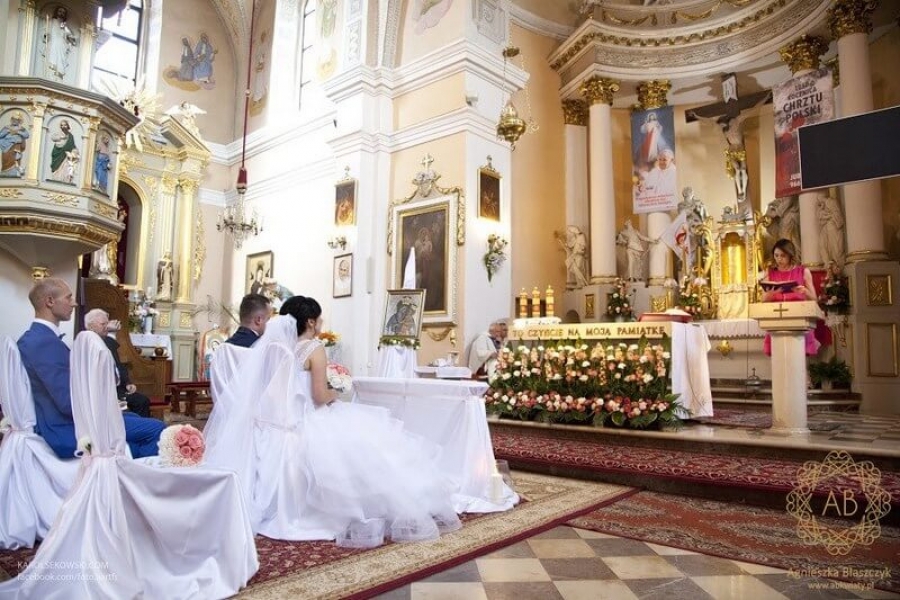 Dekoracja kwiatowa na ślub przed ołtarz prosta elegancka Agnieszka Błaszczyk abkwiaty Kraków
