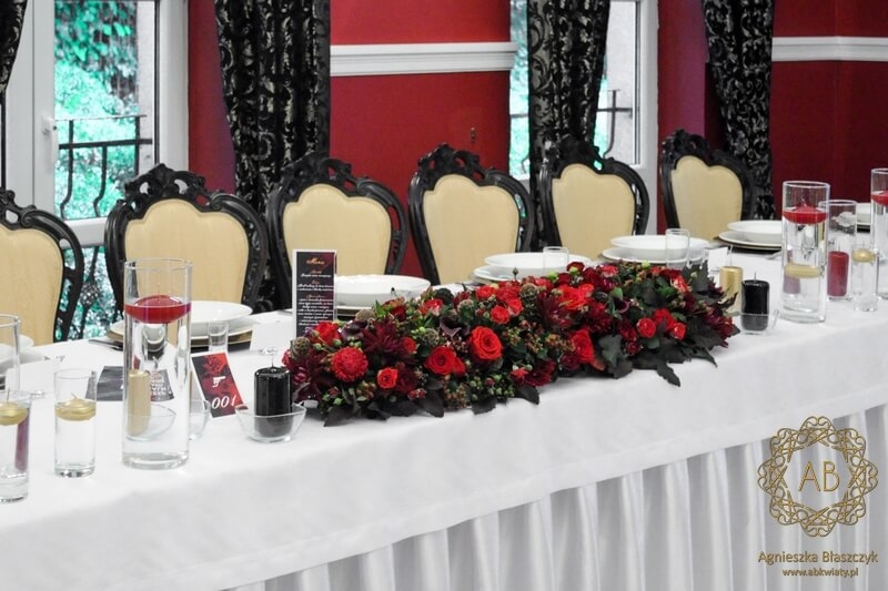 Dekoracja sali weselnej Dworek Kasztanowy Cieszyn czerwone bordowe wysokie kompozycje na stoły gości Agnieszka Błaszczyk abkwiaty Kraków