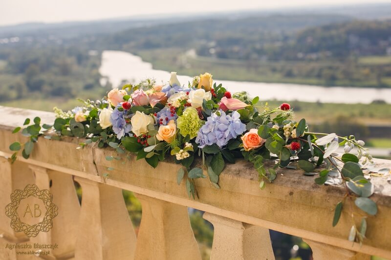 Dekoracja tarasu u Ziyada kompozycje kwiatowe na barierkach pastelowe kwiaty Agnieszka Błaszczyk abkwiaty