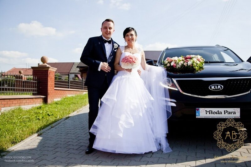 Dekoracja kwiatowa samochodu na ślub Kraków serce z róż goździków gerber kwiaty na masce Agnieszka Błaszczyk abkwiaty