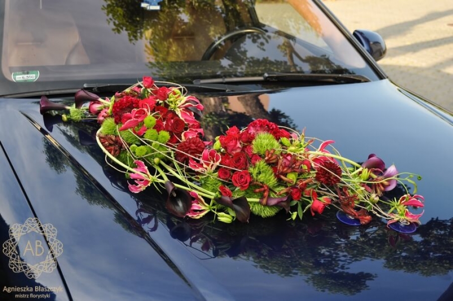 Dekoracja ślubna - dekoracja samochodu - asymetryczna kompozycja z czerwonych i zielonych kwiatów