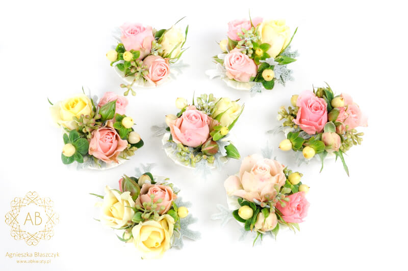 Kwiatowe broszki korsarze przypinki butonierki dla gości weselnych z żywych kwiatów Agnieszka Błaszczyk abkwiaty Kraków