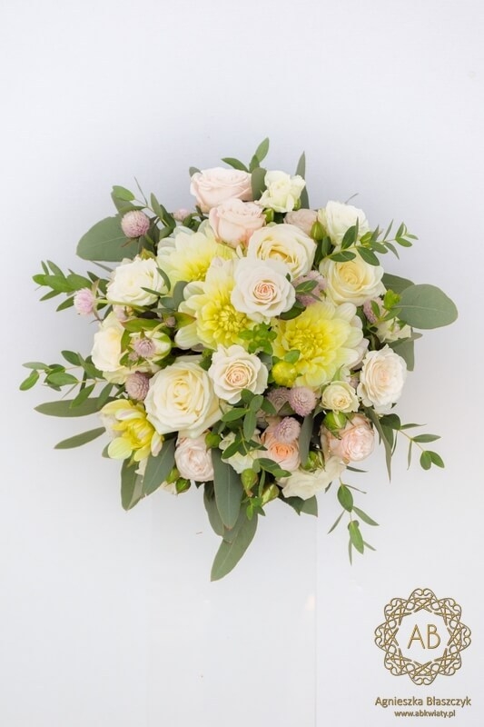 Bukiet ślubny i wianek na głowę pastelowe kwiaty i liście eukaliptusa róże dalie Agnieszka Błaszczyk abkwiaty Kraków