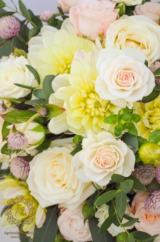 Bukiet ślubny i wianek na głowę pastelowe kwiaty i liście eukaliptusa róże dalie Agnieszka Błaszczyk abkwiaty Kraków