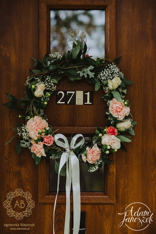 Dekoracja wejścia do domu wianek z żywych kwiatów na drzwi romantycznie Agnieszka Błaszczyk abkwiaty Kraków