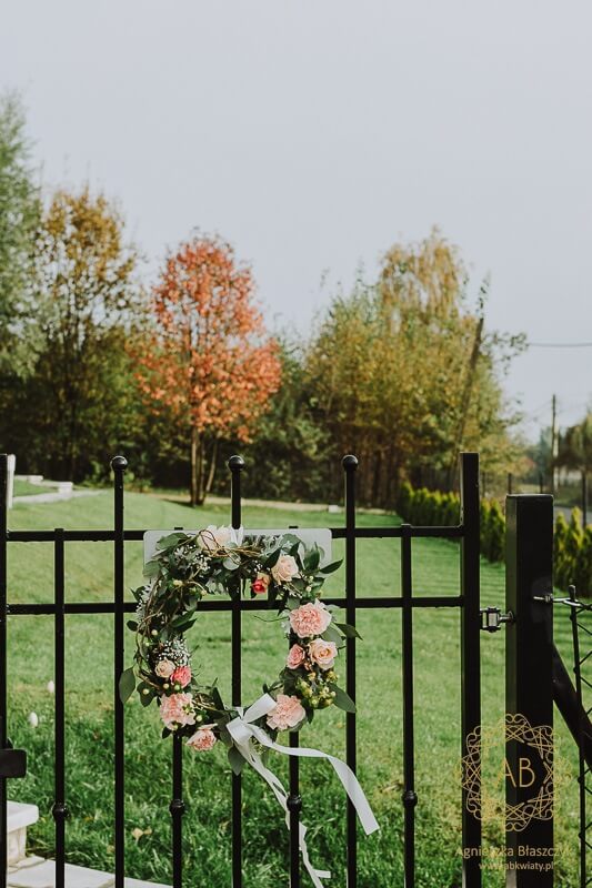 Dekoracja wejścia do domu na ślub kwiatowy wianek na drzwi na ogrodzenie wstążki liście i kwiaty w wianku Agnieszka Błaszczyk abkwiaty Kraków