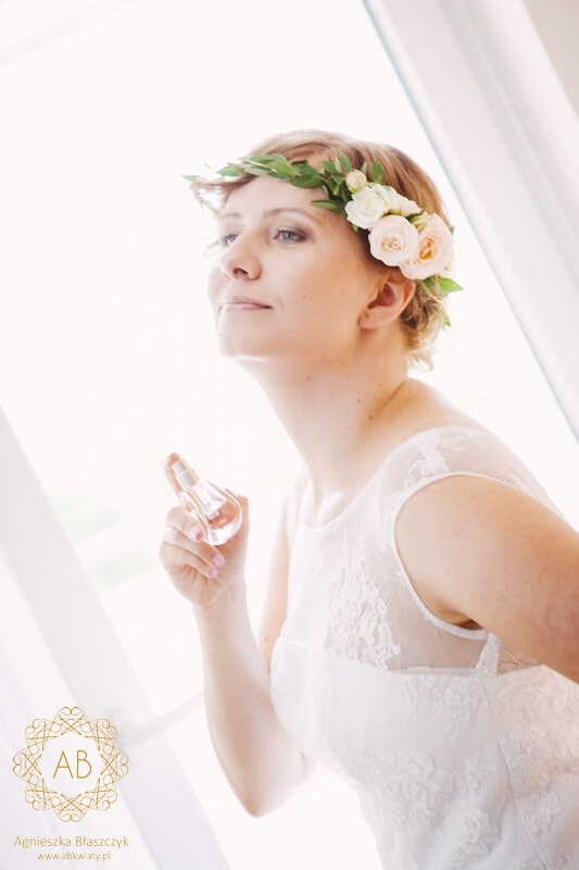 Wianek na głowę na ślub delikatny z jednej strony pastelowe kwiaty i liście eukaliptusa róże Agnieszka Błaszczyk abkwiaty Kraków