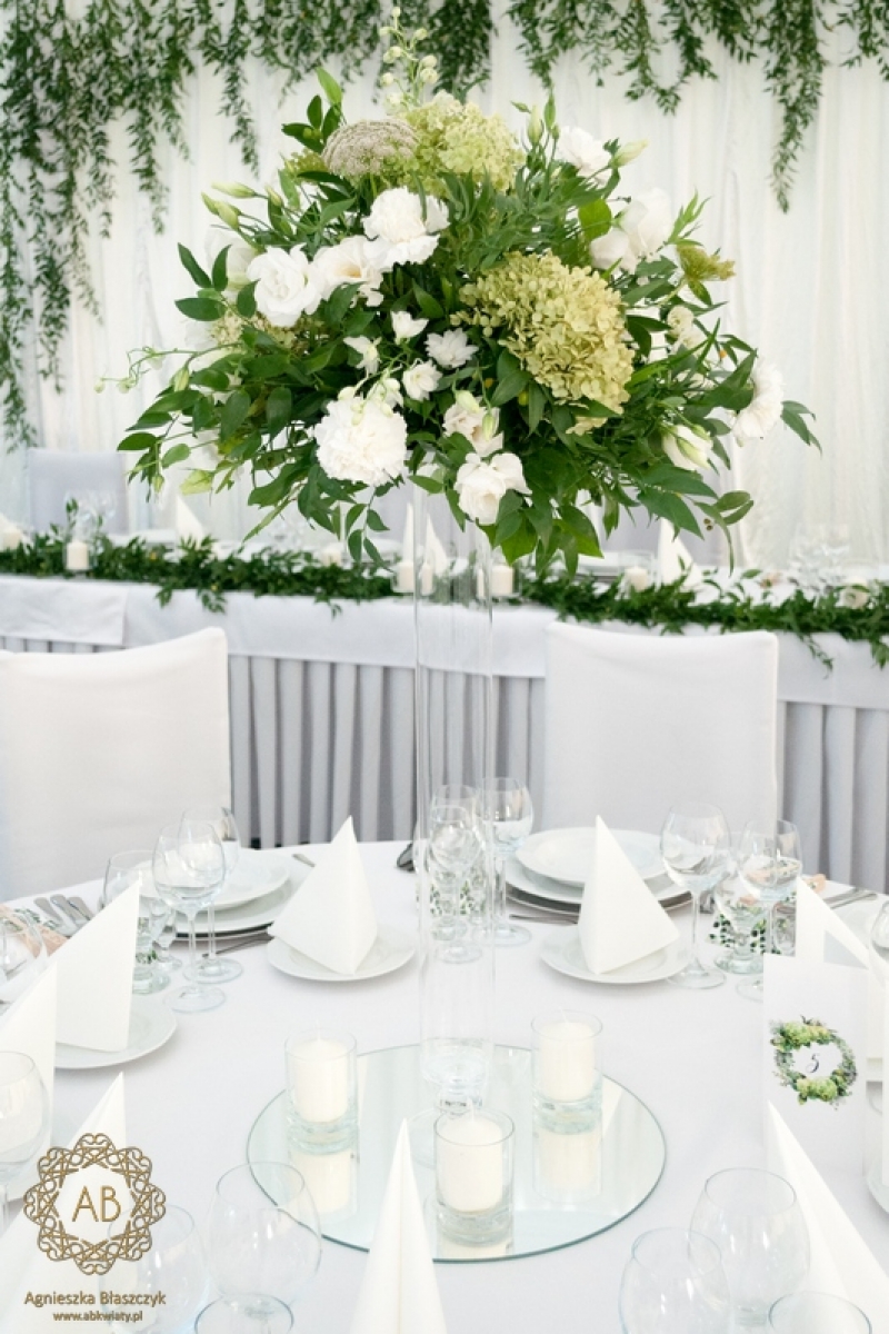 Dekoracja sali na wesele biało-zielone bukiety na stoły lustra świece abkwiaty Kraków